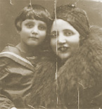 Уцелевшая на войне фотография:
маленькая Циля со своей мамой.